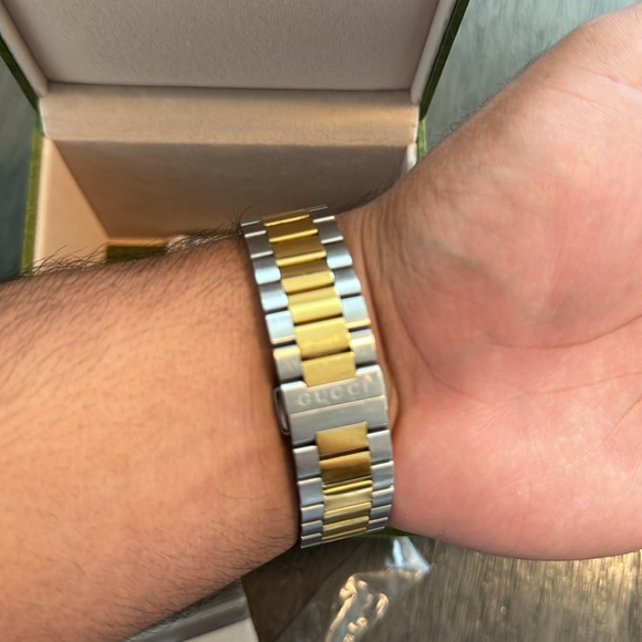 Selling a 38mm Male Gucci watch. Original box included. Extra links. - Picture 4 of 5